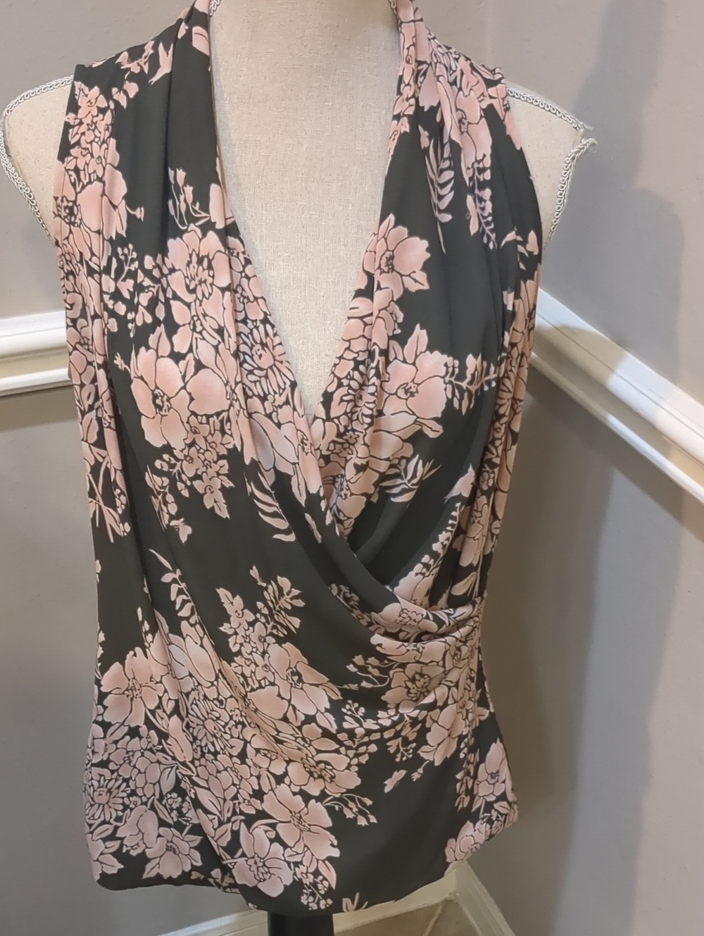 Cabi Sleeveless Pink Floral Draped V-Neck Top